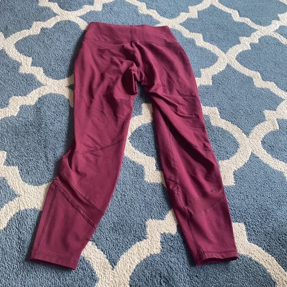 Old Navy Balance Leggings - Picture 2 of 3